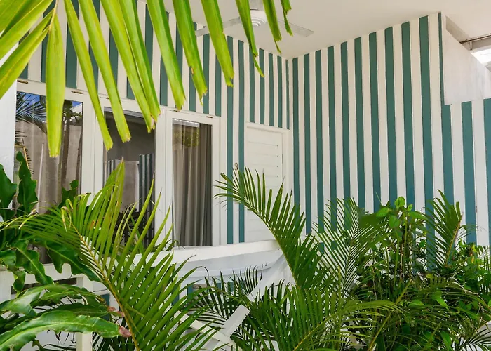 Ria Uluwatu, Tropical Chic Hotel